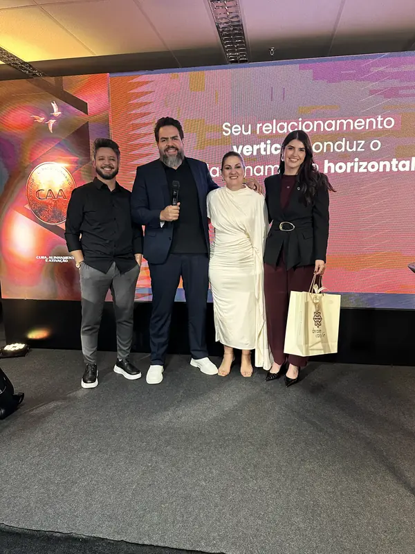 Palco do CAA com o símbolo do movimento no telão