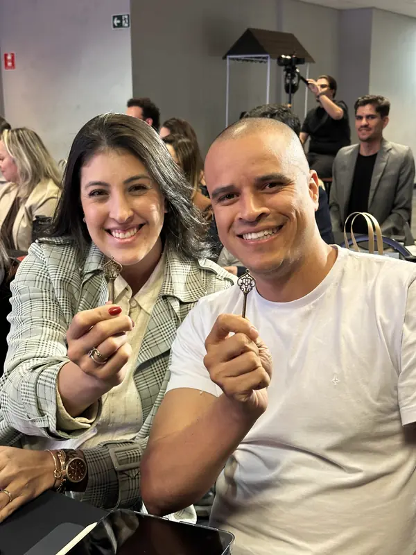 Casal sorrindo com as chaves nas mãos