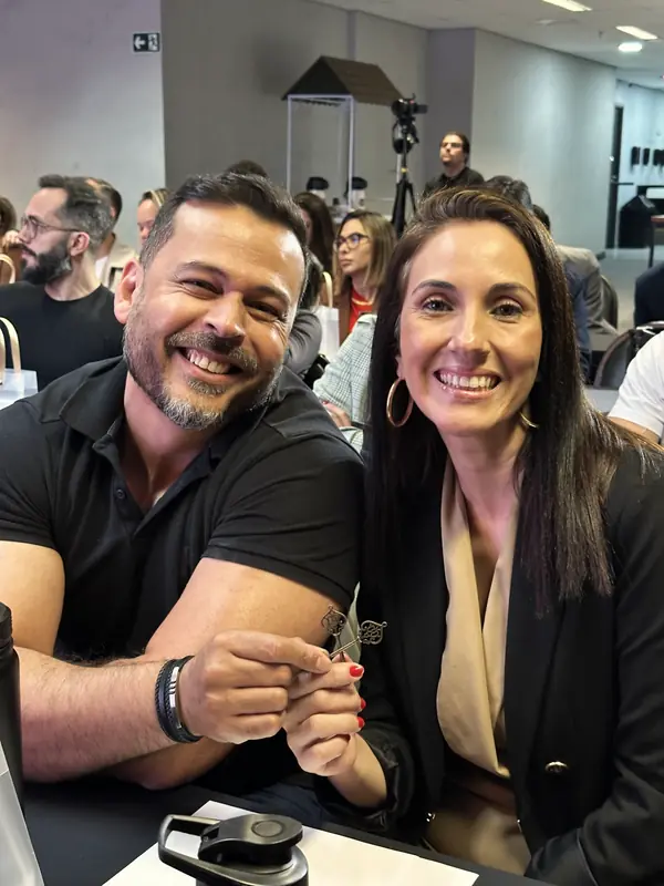 Casal sorrindo durante a imersão