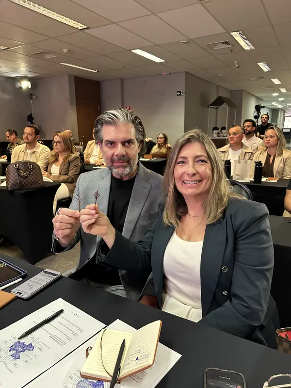 Casal à mesa, com caderno e material da imersão