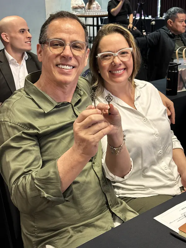Casal erguendo chaves antigas durante a imersão