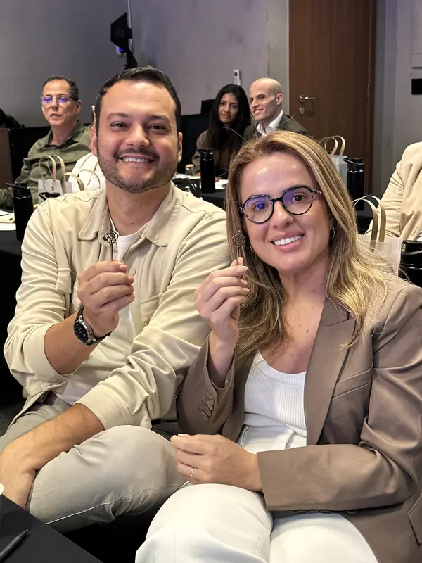 Casal sorrindo no auditório