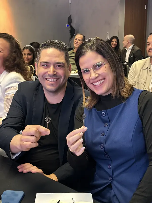 Casal sorridente segurando chaves