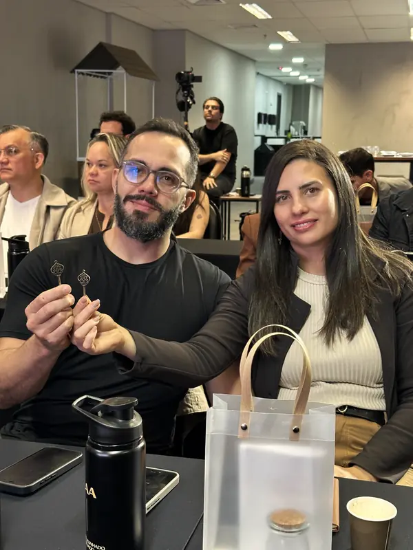 Casal mostrando suas chaves à mesa