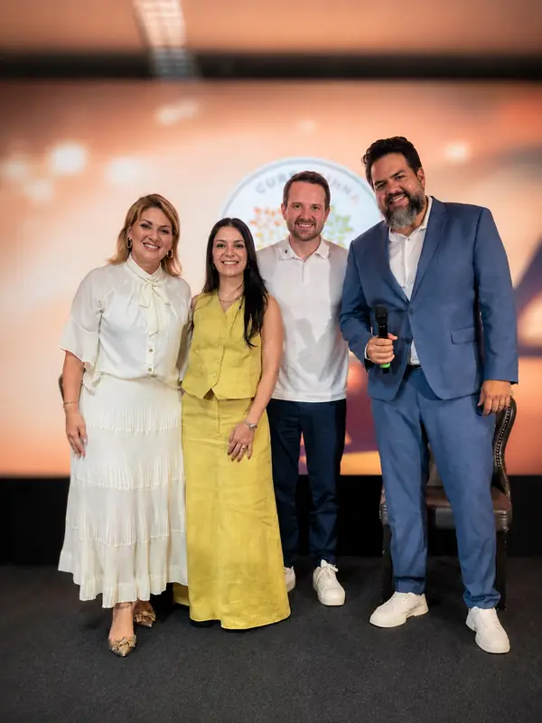 Ana Paula e Filipão Carvalho no palco com convidados